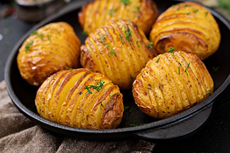 potato-3-1790698630 تختلف حشوات البطاطس المشوية من مطبخ إلى آخر، لكن الحبة الواحدة قد تكفي لوجبة كاملة