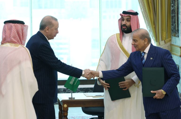 reuters_6a947a47-1788115527 Turkish President Tayyip Erdogan shakes hands with Pakistan's Prime Minister Shehbaz Sharif as Saudi Crown Prince Mohammed bin Salman looks on after they signed a joint defense agreement in Mecca, Saudi Arabia, August 7, 2026. Murat Cetinmuhurdar/Turkish Presidential Press Office/Handout via REUTERS ATTENTION EDITORS - THIS PICTURE WAS PROVIDED BY A THIRD PARTY. NO RESALES. NO ARCHIVES.