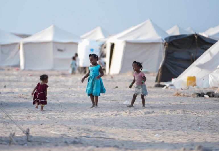 Girls, who fled fighting between the Houthis and government forces in Red Sea coastline areas, play at a camp for internally displaced people near Aden, Yemen, September 19, 2026. REUTERS/Stringer