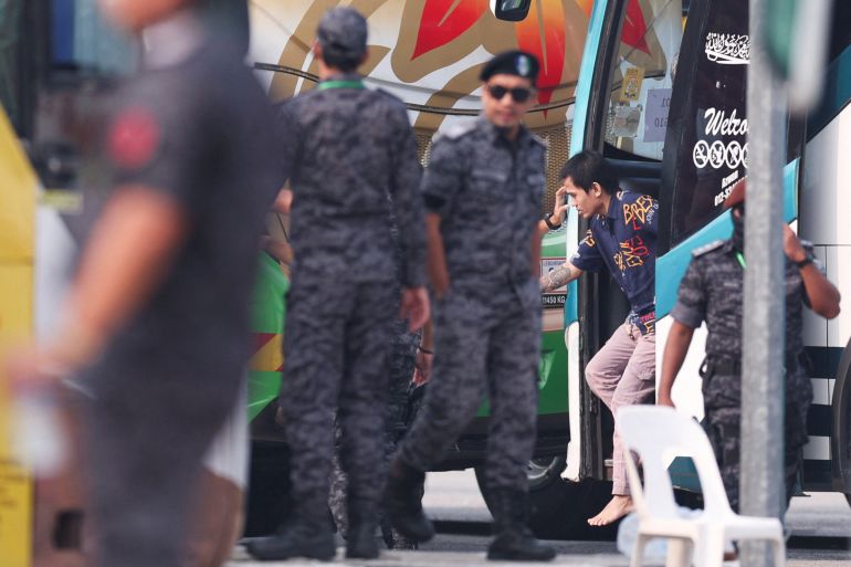 reuters_6abbc8a1-1790691489 Myanmar nationals disembark from a bus during the process of being repatriated from Malaysia at Lumut, Malaysia September 29, 2026. REUTERS/Hasnoor Hussain