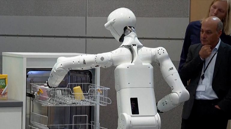 robot1-1788469767 روبوت شبيه بالبشر يحمّل أدوات المائدة في غسالة صحون خلال عرض لأنظمة روبوتية مدعومة بالذكاء الاصطناعي داخل البرلمان الأوروبي في بروكسل.