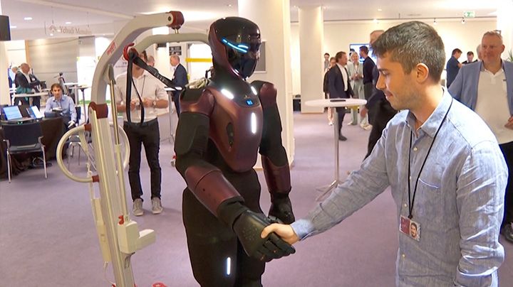 robot2-1788469848 مشارك يختبر تفاعلا مباشرا مع روبوت شبيه بالبشر في معرض بروكسل، حيث تراهن أوروبا على الروبوتات للمساعدة في مواجهة نقص العمالة وشيخوخة السكان.