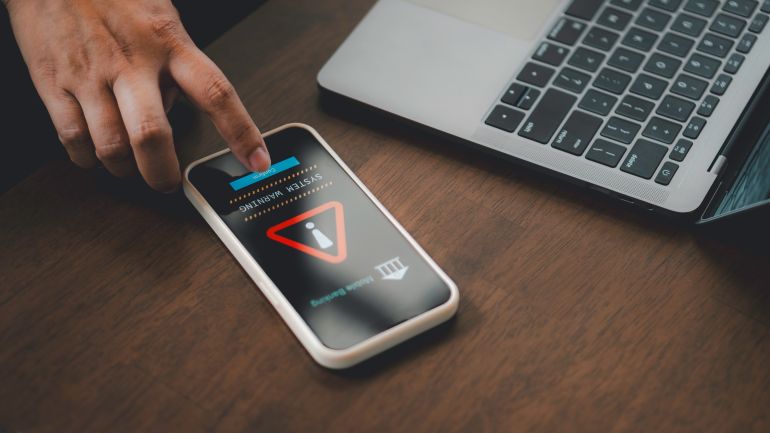 shutterstock_2534604481-1780919038 Emergency warning alert alarm on Smartphone, Data network protection, mobile cybersecurity or a password to confirm login in the online banking application. security technology digital information.