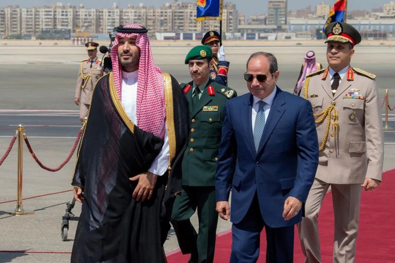 sisi-1789478616 جانب من استقبال الرئيس المصري عبد الفتاح السيسي (يمين) لولي العهد السعودي محمد بن سلمان
