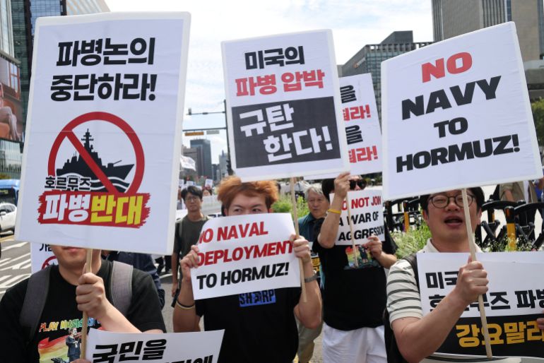 Activists march on a street towards the Presidential Blue House during a protest against South Korea's possible military participation in the Strait of Hormuz, near the U.S. Embassy in Seoul, South Korea, September 9, 2026. REUTERS/Kim Hong-Ji
