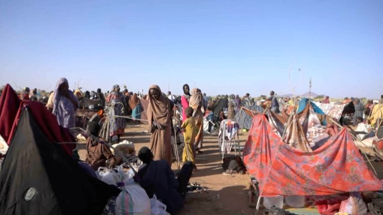 نازحون فروا من مدينة الفاشر يجلسون داخل خيام مؤقتة في بلدة طويلة بإقليم دارفور، السودان