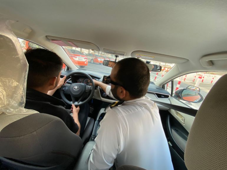 1000636689-1790695410 ينصح بإيقاف السيارة لإعادة ضبط نظام الملاحة وتجنب ذلك أثناء القيادة
