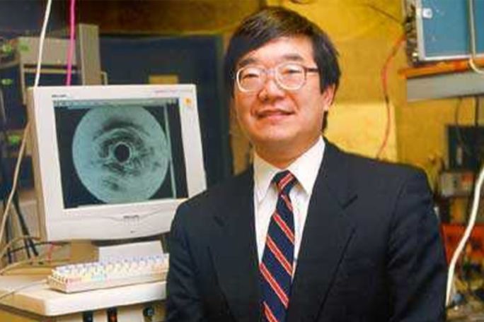 14-1790934555 ****داخلية**** Professor James Fujimoto with a high-resolution, 3-D image generated using a new type of laser in combination with the Optical Coherence Tomography (OCT) system he developed in the early 1990s with Eric Swanson of MIT Lincoln Laboratory المصدر John Cook, RLE - Massachusetts Institute of Technology