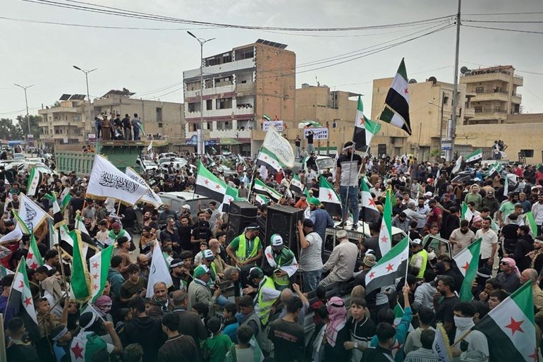 مظاهرة حاشدة في حي غويران بالحسكة تحت شعار "جمعة العلم السوري" للمطالبة ببسط سلطة الدولة وتعزيز حضور مؤسساتها المصدر حساب مديرية اعلام الحسكة على تيليجرام