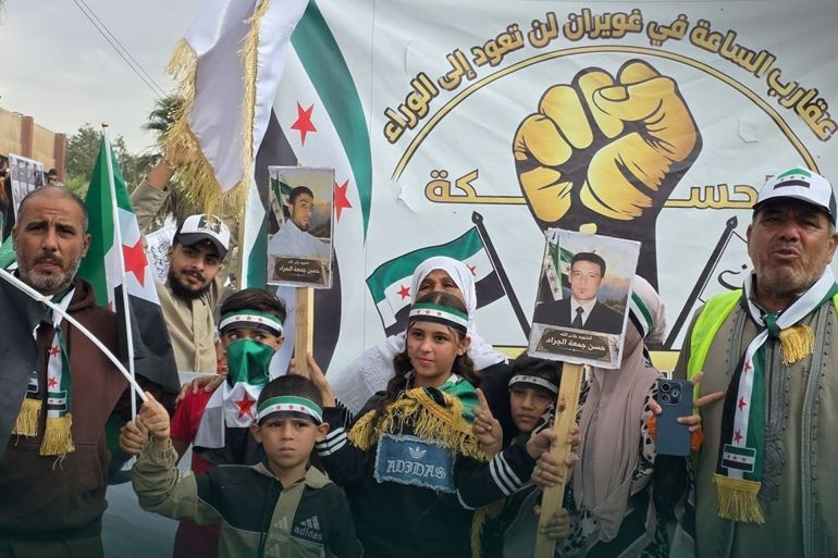 مظاهرة حاشدة في حي غويران بالحسكة تحت شعار "جمعة العلم السوري" للمطالبة ببسط سلطة الدولة وتعزيز حضور مؤسساتها المصدر حساب مديرية اعلام الحسكة على تيليجرام