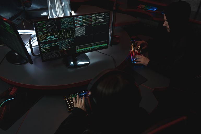 2-jpg-1792619059 الثغرتان قد تتيحان تنفيذ أوامر عن بُعد على الخوادم والوصول إلى البيانات والموارد المحمية.(بيكسل)