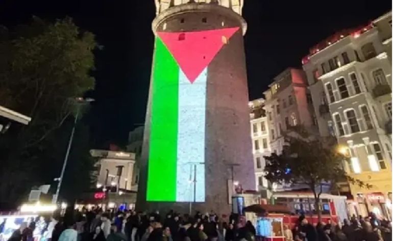 222-1791403954 إضاءة برج غلطة في إسطنبول بالعلم الفلسطيني تضامناً مع غزة (الأناضول)