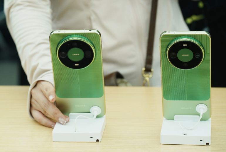 23242-4-1791104251 HANGZHOU, CHINA - SEPTEMBER 29: Customers experience Huawei Mate 90 series phones at a Huawei store on September 29, 2026 in Hangzhou, Zhejiang Province of China. (Photo by Long Wei/VCG via Getty Images)