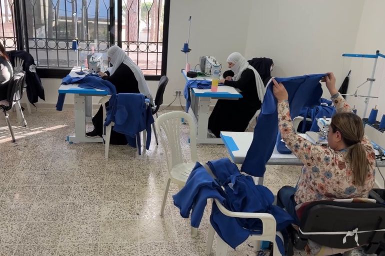 23653-1793210062 داخل المشغل تستعيد نساء خبراتهن المهنية في الخياطة محوّلات المكان إلى مساحة للإنتاج والعمل