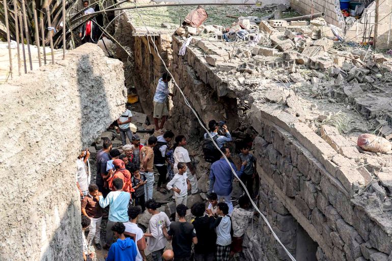 People gather to search the rubble of a destroyed building in the aftermath of a reported missile attack on a residential neighbourhood in Taiz in western Yemen on October 20, 2026. (Photo by Ahmad AL-BASHA / AFP)