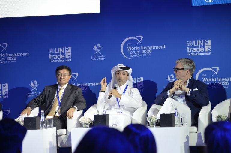 حمد الهاجري (وسط) توقع أن تواجه شركات البرمجيات التقليدية ضغوطا متصاعدة ما لم تطور نماذجها الخاصة