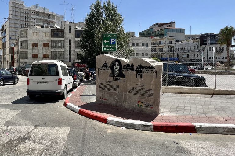 اللجنة: المستوطنون خربو نصبا تذكاريا للصحفية الفلسطينية شيرين أبو عاقلة