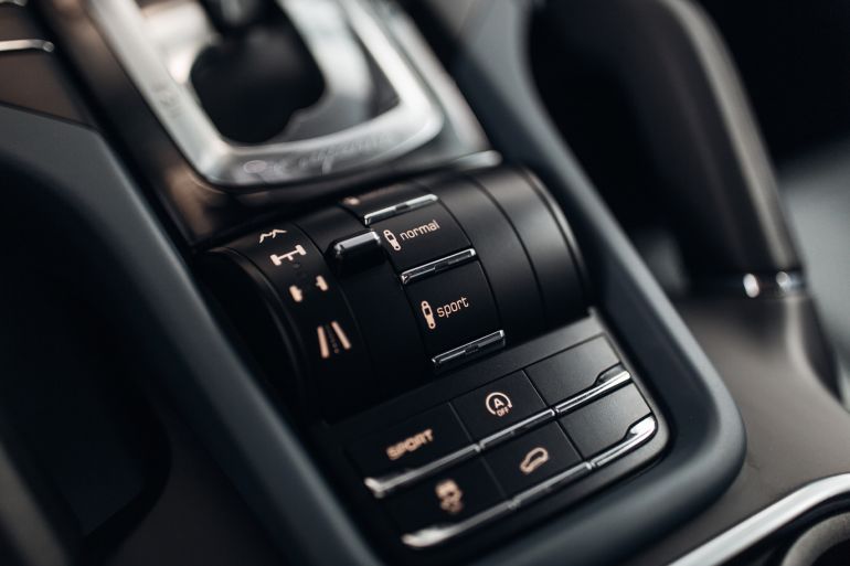35-1791552251 Modern suv off road control panel with driving mode close up المصدر AdobeStock