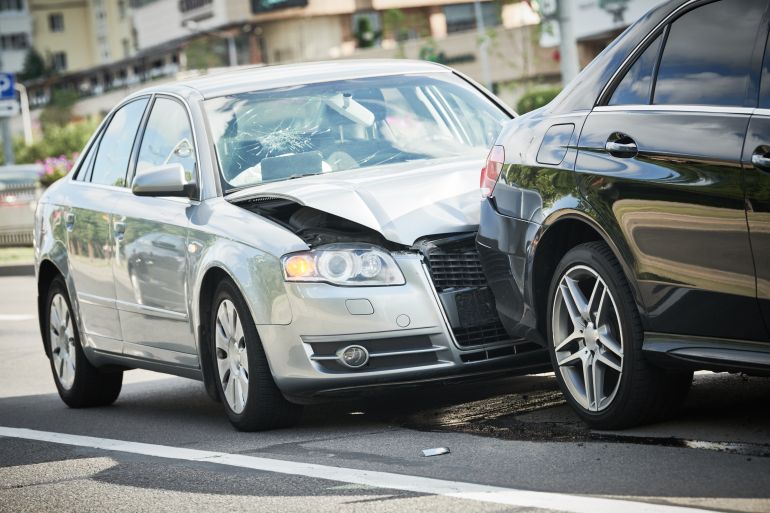 3carrrr-1791280182 عند الاصطدام، يبقى الراكب المربوط في الوضع الصحيح بفضل الحزام، فتنفتح الوسادة وتستقبل رأسه وصدره