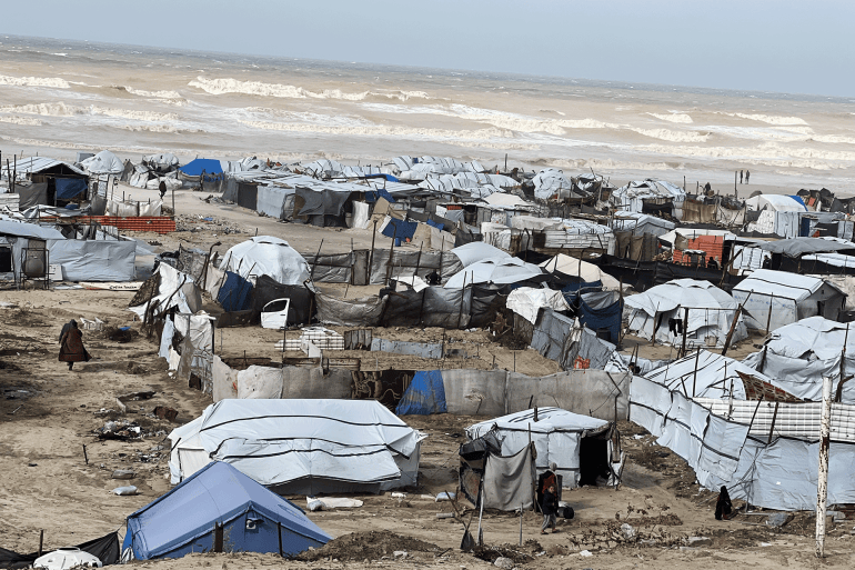4-1767033763 1 إلى 4: -بعد هدم الاحتلال منازلهم، يعيش غالبية سكان قطاع غزة في خيام تتعرض للآثار السلبية لفصل الشتاء -يزيد فصل الشتاء من معاناة سكان غزة ويتسبب في غرق خيامهم وتدميرها -لم يجد الكثير من سكان غزة سوى شاطئ البحر لإقامة خيامهم عليها وهو ما يزيد من الآثار السلبية لفصل الشتاء