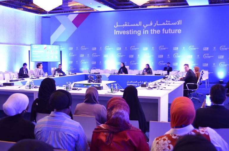 آمنة الكعبي (وسط) أشارت إلى أن الاستثمار في البنية التحتية والسياسات يسير بالتوازي مع تمكين الإنسان