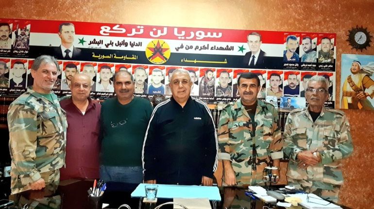 ****داخليةةة**** صورة تجمع المجرم جمال طرابلسي، الذي ألقت إدارة مكافحة الإرهاب القبض عليه اليوم ، مع المجرم علي كيالي، المعروف بـ”معراج أورال”، زعيم ميليشيا “المقاومة السورية”، التي شغل جمال طرابلسي منصب نائبه. وشارك طرابلسي إلى جانب الميليشيا في عمليات قتالية دعماً لقوات النظام البائد، من بينها مجزرة البيضا وبانياس عام 2013، كما شارك في معارك بريف حماة وإدلب وحلب خلال سنوات الثورة السورية. #وزارة_الداخلية_السورية