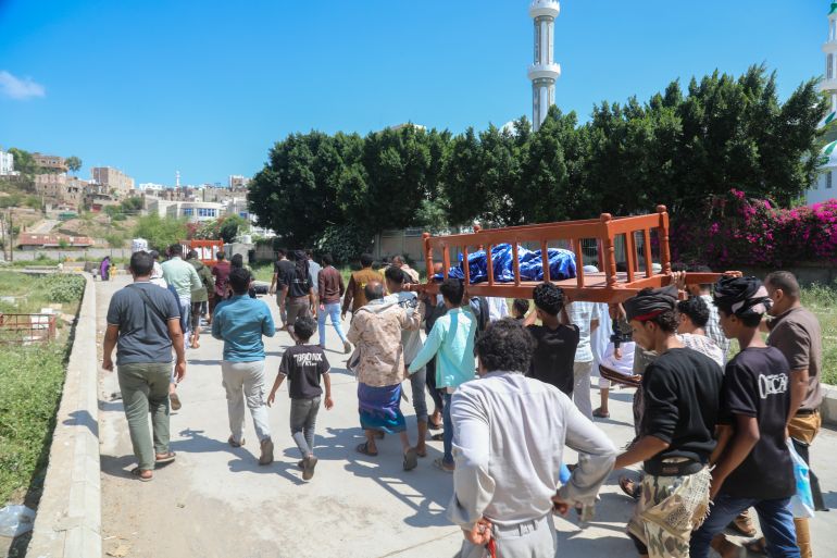 تشييع جنازة طفلة إثر استهداف الحوثيين لمنزلها في صبر الموادم بمحافظة تعز في 25 أكتوبر/تشرين الأول الجاري