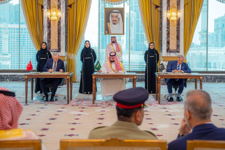 جانب من مراسم توقيع ولي العهد السعودي والرئيس التركي ورئيس وزراء باكستان اتفاقية مكة للدفاع المشترك (واس)