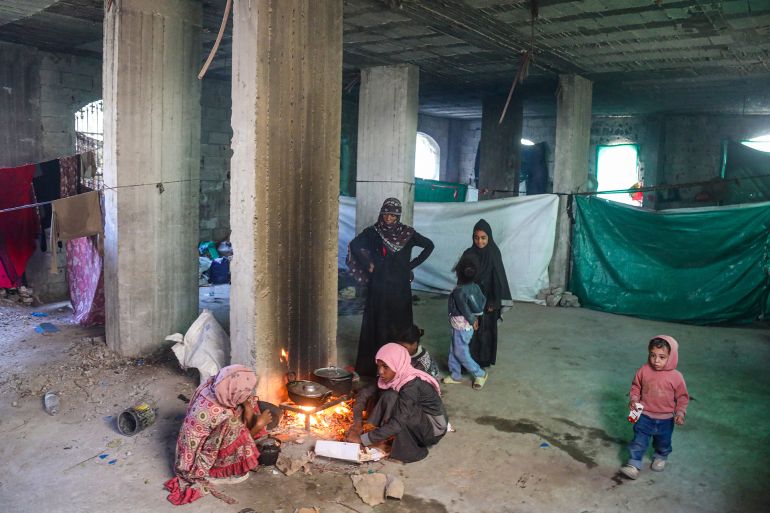Yemen'de stratejik konumu nedeniyle hükümet güçleri ile İran destekli Husiler arasında şiddetlenen çatışmaların odak noktası haline gelen Taiz vilayetinde binlerce aile yaşam mücadelesi veriyor. Sivil yerleşim alanlarının hedef alandığı kentte çatışmalar nedeniyle Vadi ez-Zebab'dan el-Muzaffer bölgesine göç eden ve ağır hasarlı binalara sığınan siviller temel gıda, ilaç, yakıt ve temiz sudan yoksun kısıtlı imkanlarla hayatta kalma mücadelesi veriyor