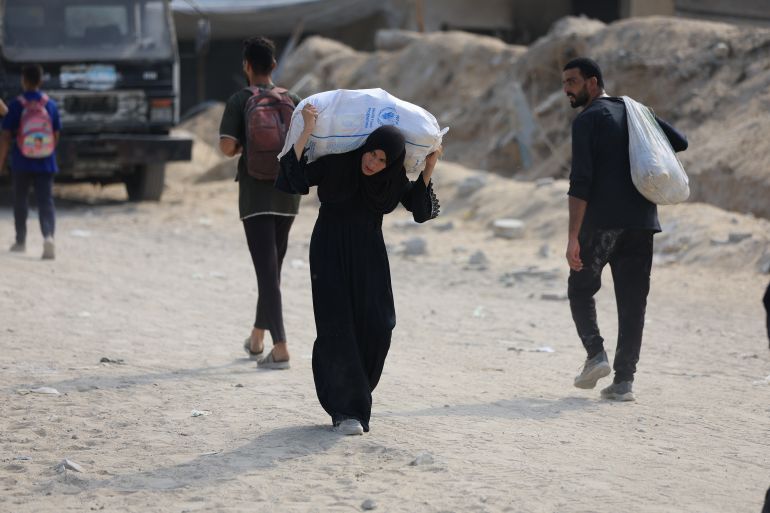 555-1754850919 GAZA - AUGUST 10: Palestinians struggling with hunger flock to an aid distribution point near the Zikim Crossing to receive limited supplies of flour and other food items, in northwestern Gaza on August 10, 2025. As Gaza teeters on the brink of famine under the ongoing Israeli blockade, Palestinians continue to face difficulties accessing basic supplies. ( Dawoud Abo Alkas - Anadolu Agency )