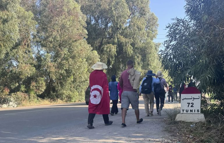 المسيرة قطعت قرابة 300 كيلو متر في طريقها نحو العاصمة قبل منعها من التقدم عند برج السدرية (الجزيرة)