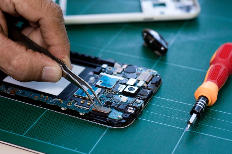 5phone-1791017445 Technician man hand repairing and assembling the motherboard of mobile smart phone by using soldering and forceps in lab room .Maintenance concept. adobe stock