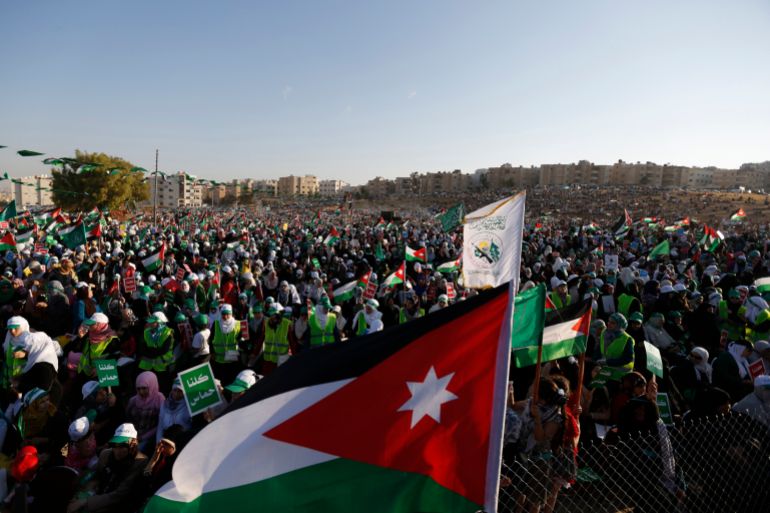 6465-1792969052 جماعة الإخوان المسلمين في الأردن Supporters of the Jordanian Muslim Brotherhood take part in a rally in Amman, celebrating what Hamas say is its victory in Gaza, August 29, 2014. Tens of thousands of the Brotherhood's supporters took part in the celebrations after an open-ended ceasefire, mediated by Egypt, took effect on Tuesday evening between Israel and Palestinian militant groups in the Gaza Strip. Hamas presented the truce as a victory for the Palestinian people. REUTERS/Muhammad Hamed (JORDAN - Tags: POLITICS CIVIL UNREST CONFLICT)