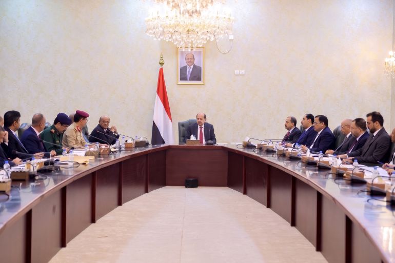 الحكومة اليمنية برئاسة شائع الزنداني (وسط) خلال اجتماع سابق (الصحافة اليمنية)