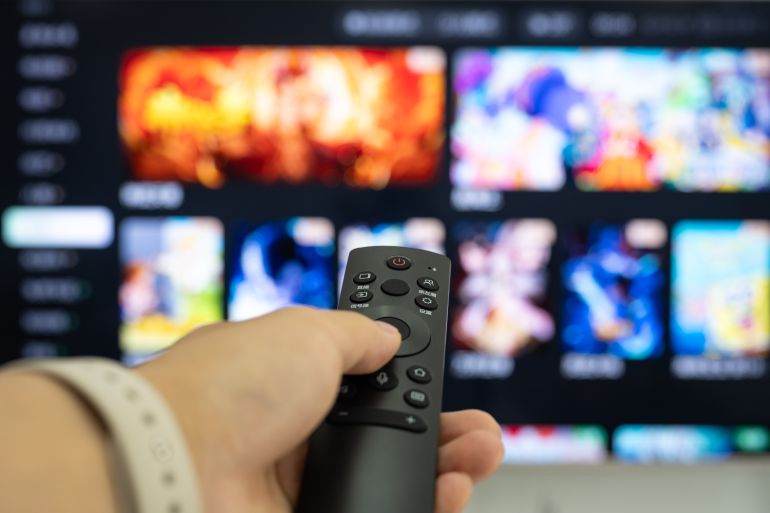 Use the remote control to control your 8K Ultra HD Smart TV. Leisure and entertainment at home, enjoy the Internet of Everything world without leaving home.
