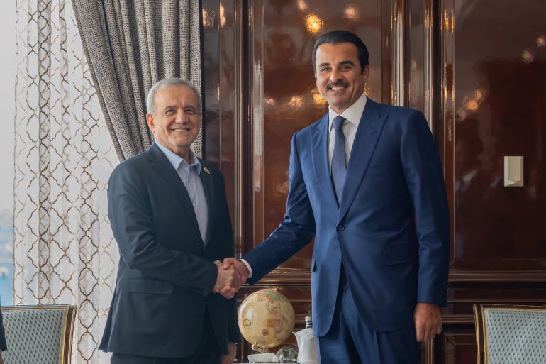 789076-1793102236 الشيخ تميم بن حمد آل ثاني (يمين) يبحث مع الرئيس الإيراني مسعود بزشكيان مستجدات المفاوضات