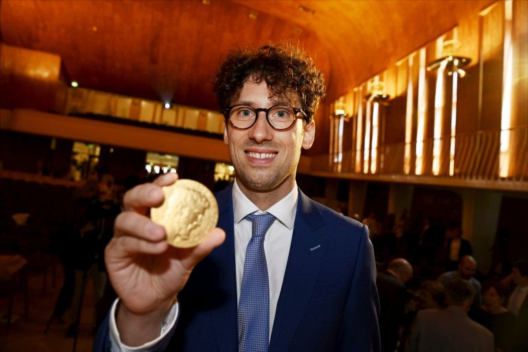 7medal-for-mathematics-1786007460 Fields Medals for Mathematics awardee Hugo Duminil-Copin poses with his medal during the prize ceremony at the International Congress of Mathematicians 2022 (ICM 2022) in Helsinki, Finland July 5, 2022. Vesa Moilanen/Lehtikuva via REUTERS ATTENTION EDITORS - THIS IMAGE WAS PROVIDED BY A THIRD PARTY. NO THIRD PARTY SALES. NOT FOR USE BY REUTERS THIRD PARTY DISTRIBUTORS. FINLAND OUT. NO COMMERCIAL OR EDITORIAL SALES IN FINLAND.
