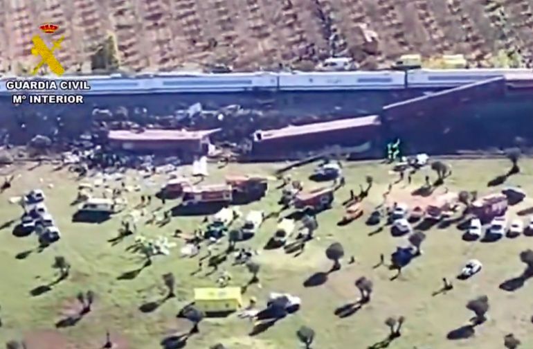 Ths still image from video taken and released by Spain's Civil Guard on October 28, 2026 shows an aerial scene of a train crash between a high speed Renfe AVE train and Iryo train around 150kms south of Madrid between Urda and Los Yebenes in the province of Toledo. (Photo by Handout / Guardia Civil / AFP) / RESTRICTED TO EDITORIAL USE - MANDATORY CREDIT "AFP PHOTO / GUARDIA CIVIL / HANDOUT / " - NO MARKETING NO ADVERTISING CAMPAIGNS - DISTRIBUTED AS A SERVICE TO CLIENTS