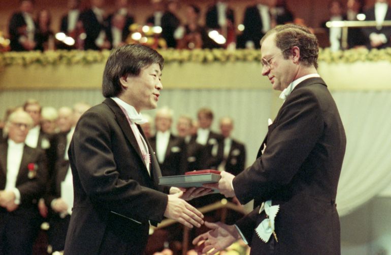 ap_6ac005bf6ef40-1790969279 Nobel Medicine laureate Susumu Tonegawa, Japan, left, being awarded his Nobel Prize in Medicine by King Carl Gustaf, right, at the presentations on Dec. 10, 1987, in Stockholm, Sweden. (AP Photo/Tobbe Gustavsson)