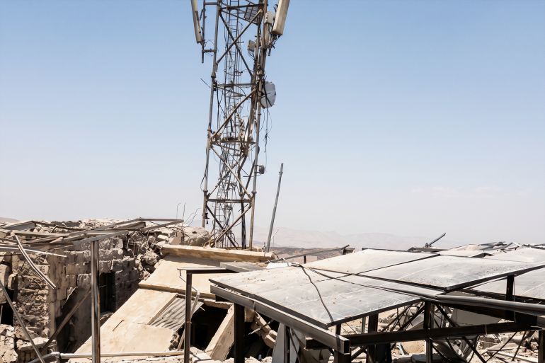 صور توضح لشبكتين الأتصالات في جبل الشماحي مديرية بعدان محافظة اب الذي استهدفها الطيران الأمريكي المصدر: الدفاع المدني اليمني