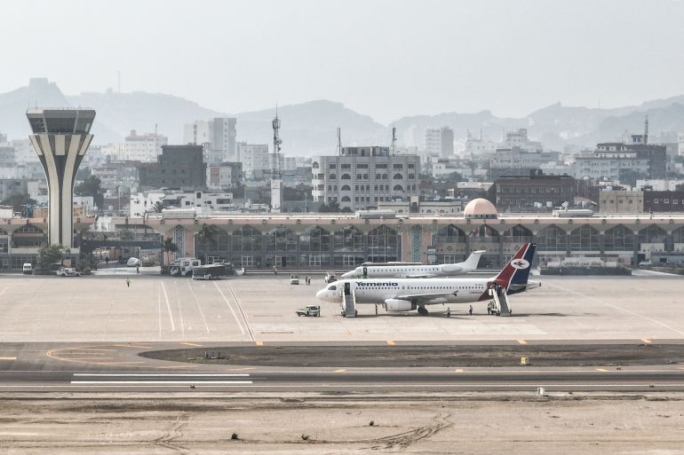 مصادر يمنية قالت إن القصف الحوثي تسبب في تعطيل حركة الطيران وتحويل رحلات مدنية إلى مطارات بديلة