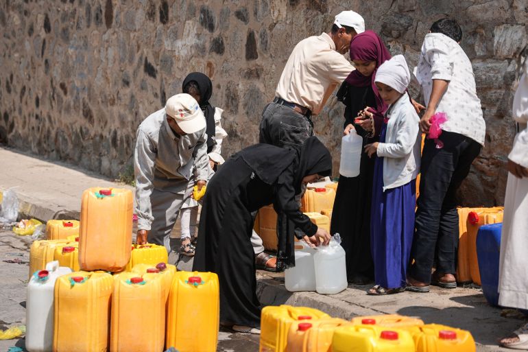 التطورات العسكرية تدفع نحو اتساع رقعة الأزمة وتعدد وجهات النزوح في اليمن