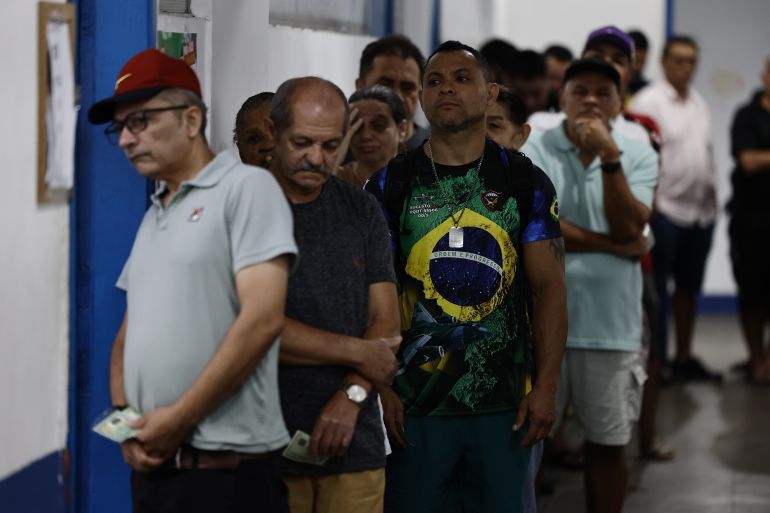 epa_6ac2513e32e7-1791119678 epa13280439 People queue at a polling station set up at Ayrton Senna da Silva School next to Rocinha favela during the presidential election in Rio de Janeiro, Brazil, 04 October 2026. More than 158 million Brazilians are eligible to vote in the first round of the election. EPA/ANDRE COELHO