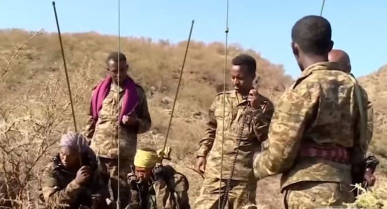 ethiopia-soldier عدد من جنود الجيش الإثيوبي في جبهة للقتال ضد جبهة تحرير تيغراي شمالي البلاد
