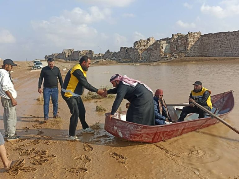 floods-1793290012 فرق الدفاع المدني السوري أنقذت العديد من المواطنين الذين حاصرتهم السيول