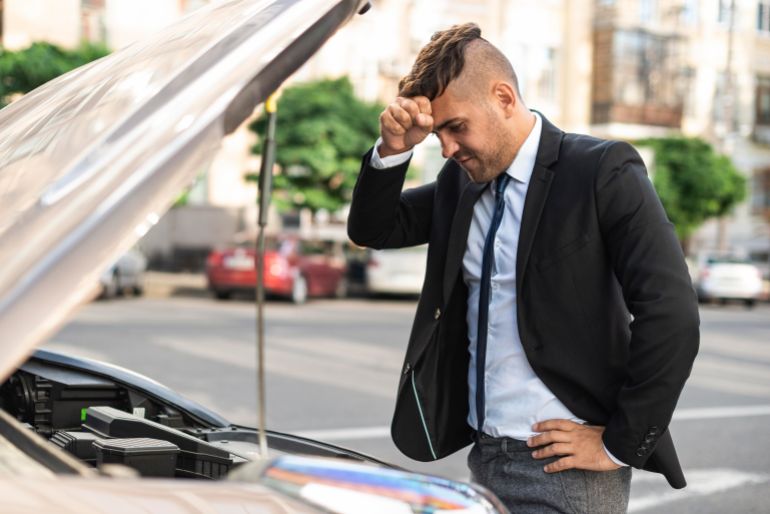 freepick-889843-1790696897 يجب على قائدي السيارات الالتزام بإرشادات السلامة عند التوقف لأي عطل مفاجئ على الطريق