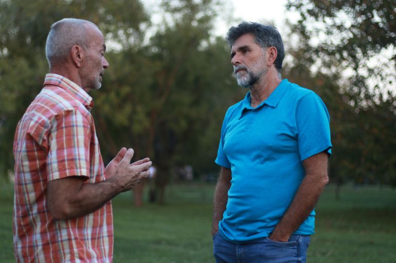 friendship mature silver men male casual شخصان يتكلمان مع بعضهما وأحدهما لا يشعر بالارتياح
