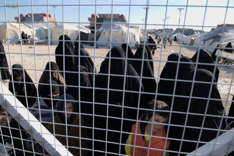 gettyimages-2256857470-1769711465 AL-HASAKAH, SYRIA - JANUARY 21: A view from Al-Hawl refugee camp, where families of ISIS, mostly women and children, are being held, after Syrian army deploys security personnel for the camp in al-Hasakah, Syria on January 21, 2026. (Photo by Santiago Montag/Anadolu via Getty Images) قوات الجيش السوري تحكم سيطرتها على مخيم الهول في الحسكة الذي يضم ذوي تنظيم الدولة وذلك بعد انسحاب قوات قسد