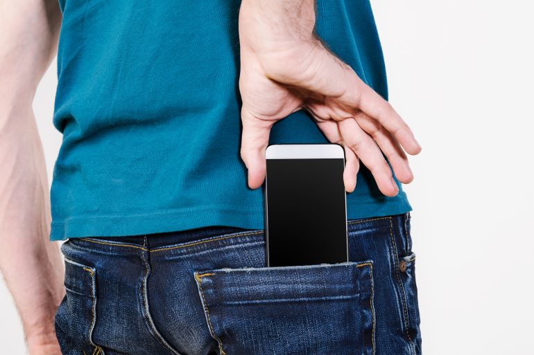 قد يتعرض الهاتف لضغط متكرر يمكن أن يؤثر في هيكله أو شاشته