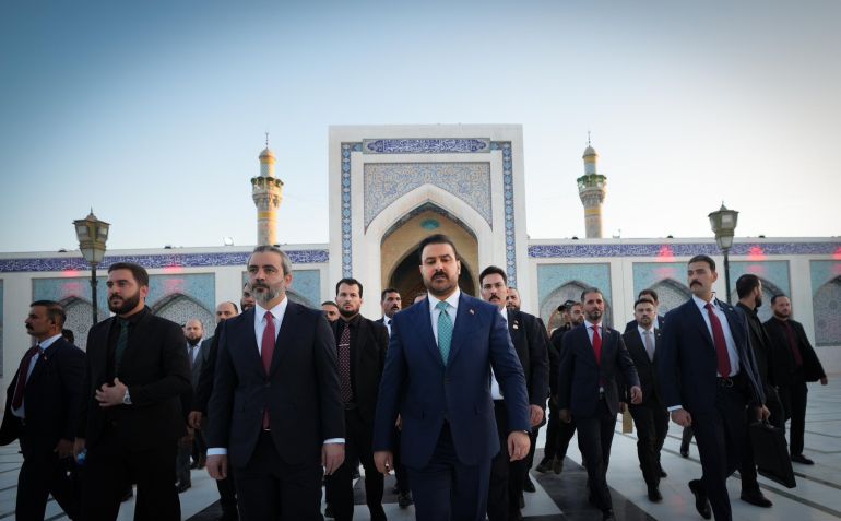 hvuhvxhwyaaixod-1793224898 رئيس الوزراء العراقي علي الزيدي خلال زيارته لمرقد السيدة زينت (المكتب الاعلامي لرئيس الوزراء العراقي)
